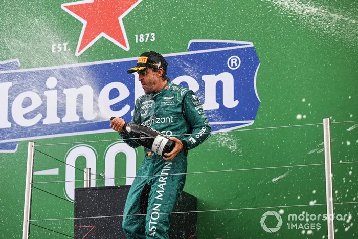 Fernando Alonso, Aston Martin F1 Team, 2ª posición, rocía Champán en el podio