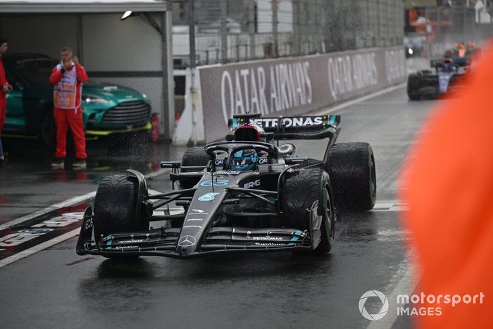 George Russell, Mercedes F1 W14, sale de boxes tras la parada con bandera roja