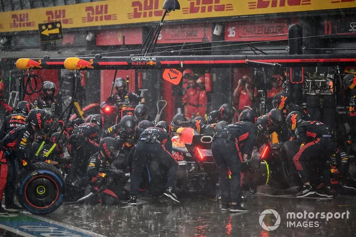 Max Verstappen, Red Bull Racing RB19, hace una parada en boxes