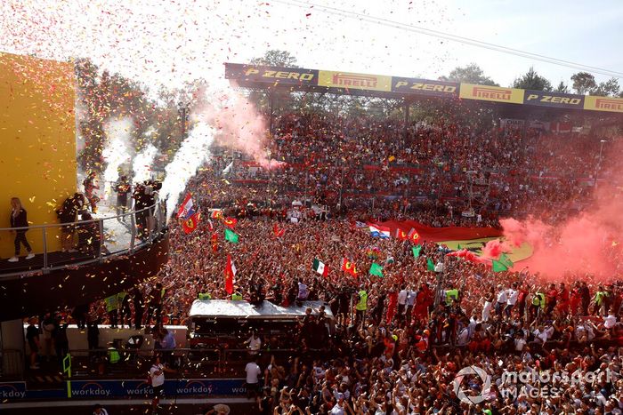 Una gran multitud se reúne para la ceremonia del podio
