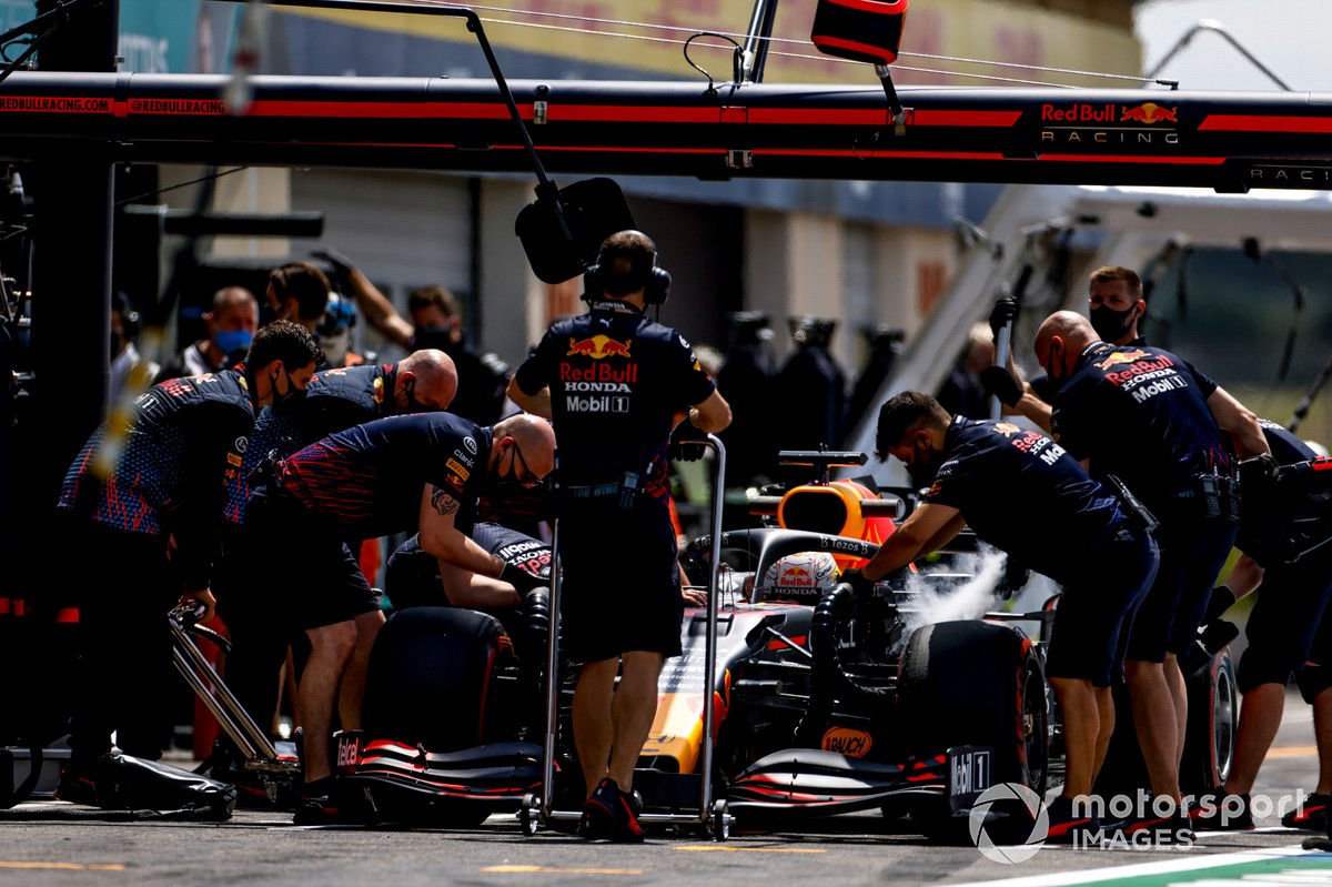 Max Verstappen, Red Bull Racing RB16B, en pits