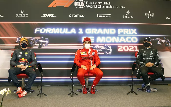 Max Verstappen, Red Bull Racing, pole man Charles Leclerc, Ferrari, Valtteri Bottas, Mercedes, en la rueda de prensa posterior a la clasificación