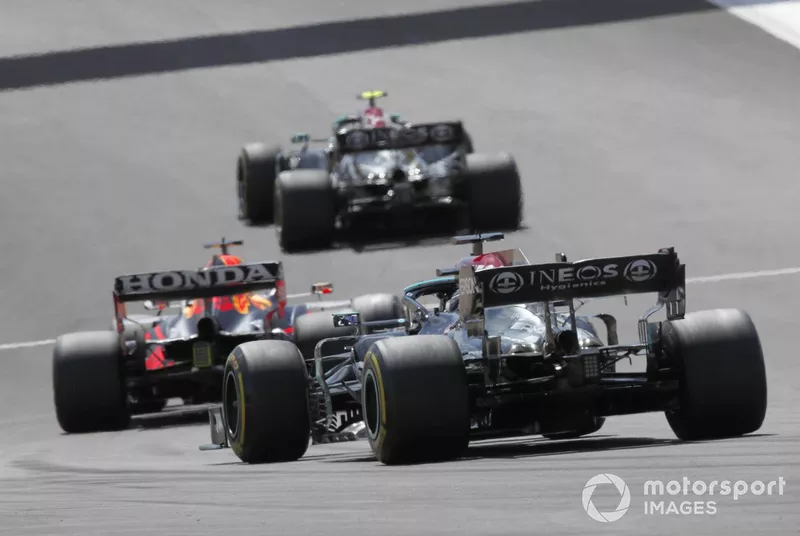 Valtteri Bottas, Mercedes W12, Max Verstappen, Red Bull Racing RB16B, e Lewis Hamilton, Mercedes W12