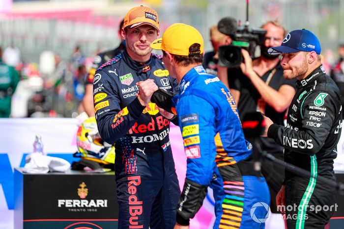Ganador Max Verstappen, Red Bull Racing, y el tercer lugar Lando Norris, McLaren, se felicitan en Parc Ferme