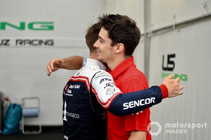 El piloto de F4 Sauber Junior Team Arthur Leclerc con Charles Leclerc, Ferrari