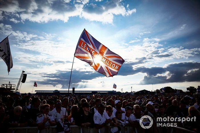 Lewis Hamilton, Mercedes AMG F1 celebra con los aficionados, desde el escenario