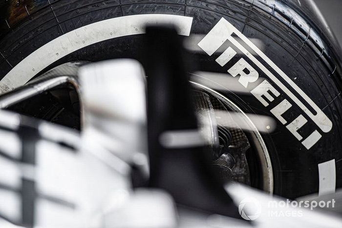 Neumático Pirelli en el coche de Lewis Hamilton, Mercedes AMG F1 W10 