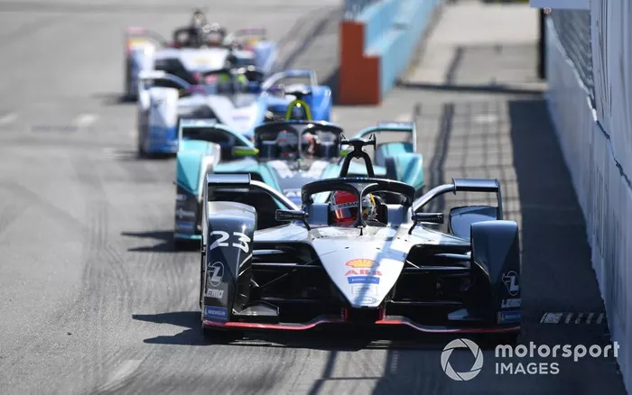 Sébastien Buemi, Nissan e.Dams, Nissan IMO1 precede Alex Lynn, Panasonic Jaguar Racing, Jaguar I-Type 3, Alexander Sims, BMW I Andretti Motorsports, BMW iFE.18 