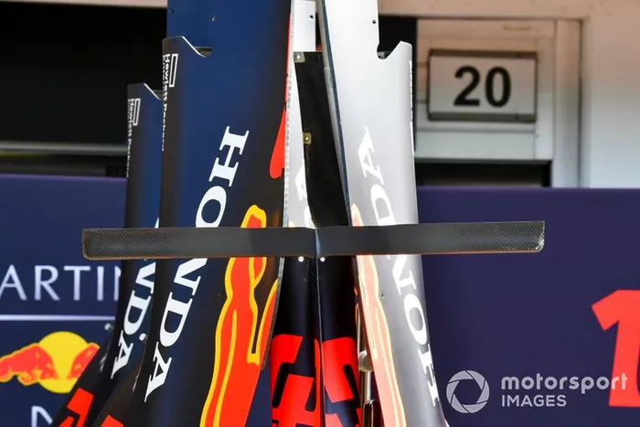 Red Bull RB15: T-Flügel auf der Motorhaube