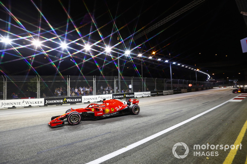 Sebastian Vettel, Ferrari SF71H, precede Max Verstappen, Red Bull Racing RB14