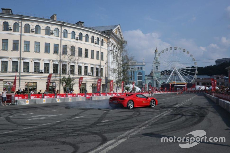 Марк Жене за кермом Ferrari