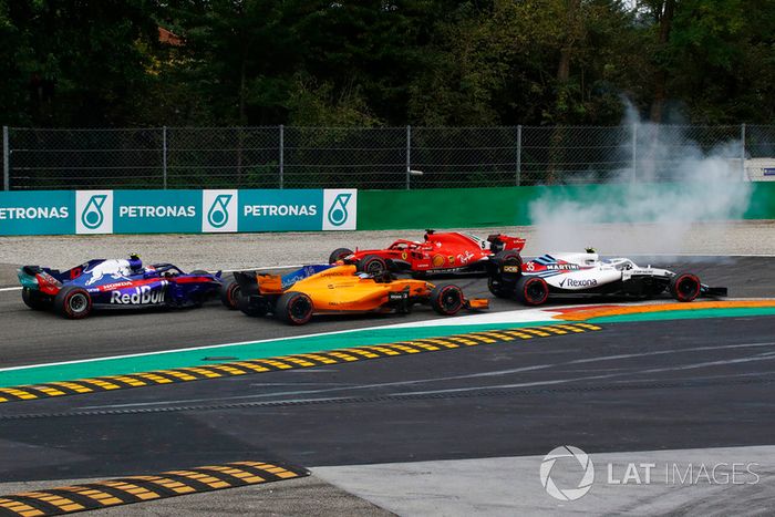 Sebastian Vettel, Ferrari SF71H trompea tras tocarse con Lewis Hamilton, Mercedes AMG F1 W09 en la primera vuelta del GP de Italia