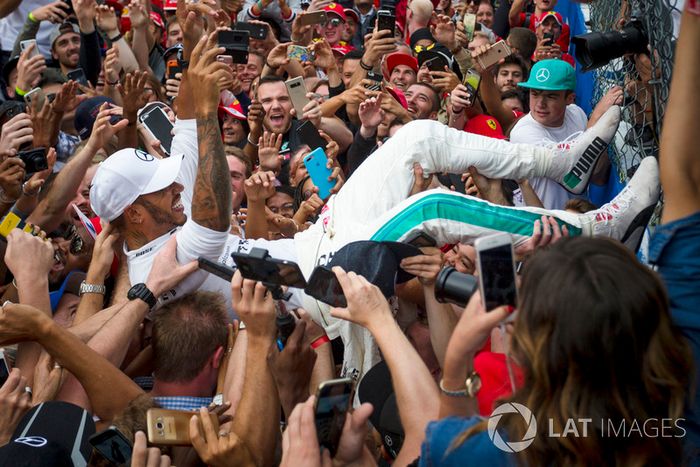 El ganador de la carrera Lewis Hamilton, Mercedes AMG F1, celebra con aficionados