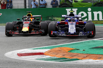 Daniel Ricciardo, Red Bull Racing RB14, ve Pierre Gasly, Toro Rosso STR13