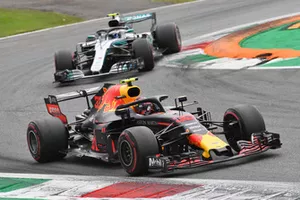 Max Verstappen, Red Bull Racing RB14 et Valtteri Bottas, Mercedes AMG F1 W09 en bataille