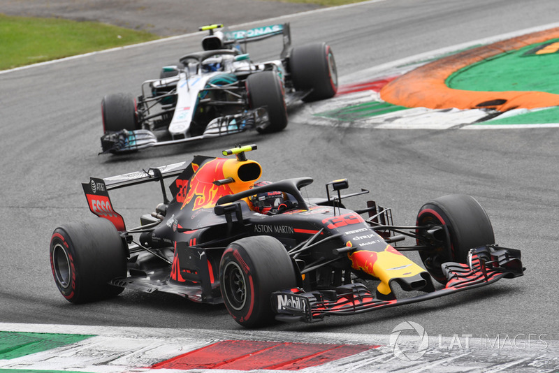 Max Verstappen, Red Bull Racing RB14 et Valtteri Bottas, Mercedes AMG F1 W09 en bataille