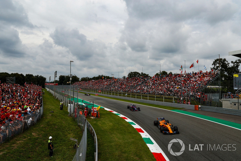 Fernando Alonso, McLaren MCL33, Pierre Gasly, Toro Rosso STR13