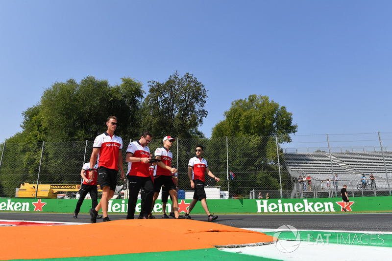 Marcus Ericsson, Sauber walks the track