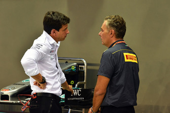 Toto Wolff, Direttore del Motorsport, Mercedes AMG F1 e Mario Isola, Direttore sportivo, Pirelli