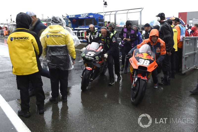 Bikes being pushed off the grid, British MotoGP race 2018