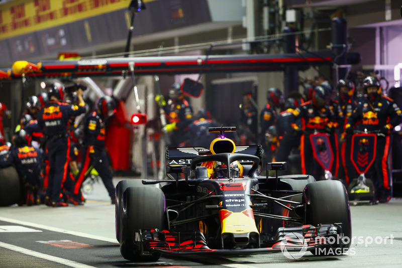 Daniel Ricciardo, Red Bull Racing RB14, deja los pit box