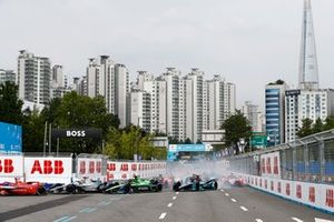 Jake Dennis, Andretti Motorsport, BMW iFE.21, Stoffel Vandoorne, Mercedes-Benz EQ, EQ Silver Arrow 02, Robin Frijns, Envision Racing, Audi e-tron FE07, the remainder of the field on the opening lap