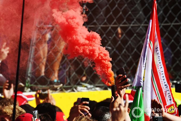 Fans inundan el circuito para celebrar el final de la carrera