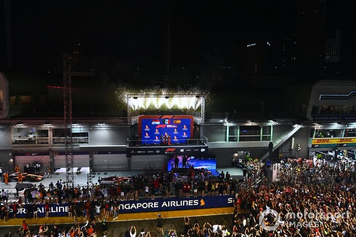 Podio: segundo lugar Charles Leclerc, Ferrari, ganador Sergio Pérez, Red Bull Racing, tercer lugar  Carlos Sainz, Ferrari