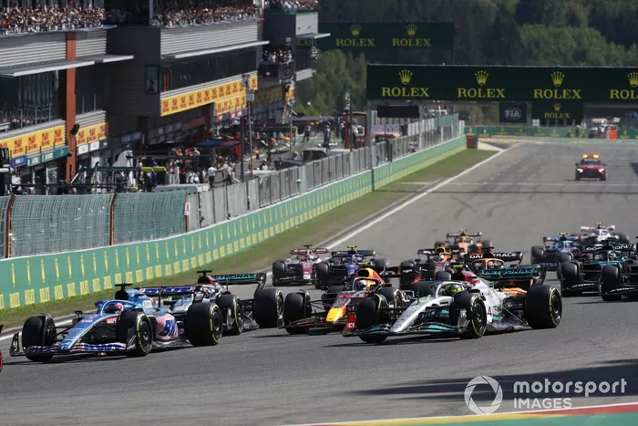 Fernando Alonso, Alpine A522, Lewis Hamilton, Mercedes W13, Sergio Pérez, Red Bull Racing RB18, George Russell, Mercedes W13, el resto en la salida