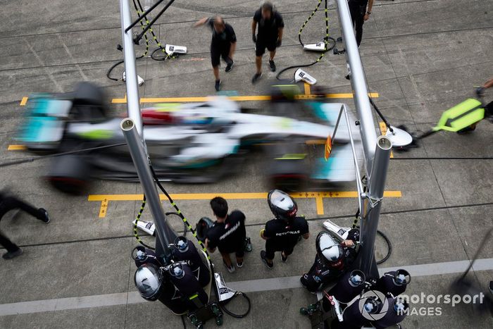 Lewis Hamilton, Mercedes W13, en boxes