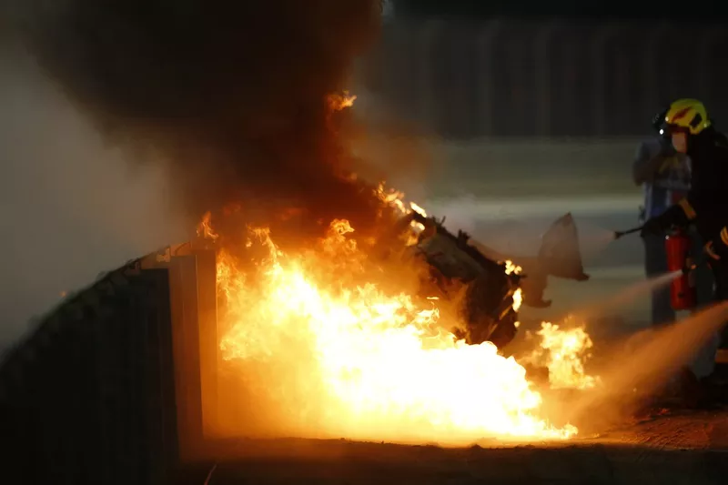 El monoplaza de Romain Grosjean, Haas VF-20 en llamas