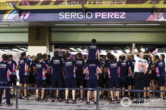 Los miembros del equipo de Racing Point se reúnen fuera del garaje de Sergio Pérez, Racing Point 
