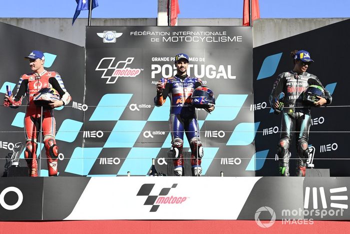 Podio: el ganador del GP de Portugal 2020, Miguel Oliveira, Red Bull KTM Tech 3, el segundo Jack Miller, Pramac Racing, y el tercero Franco Morbidelli, Petronas Yamaha SRT