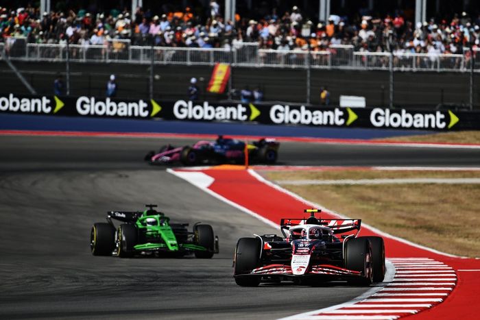 Nico Hulkenberg, Sauber, Oliver Bearman, Haas F1 Team