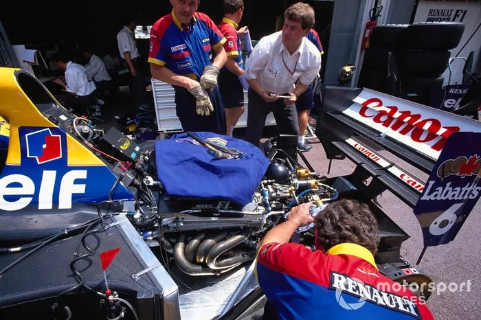 Des mécaniciens travaillent sur la Williams FW14B Renault