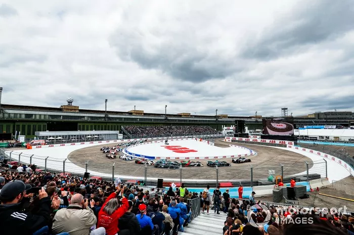 Sébastien Buemi, Nissan e.Dams, Nissan IMO1, Stoffel Vandoorne, HWA Racelab, VFE-05, Lucas Di Grassi, Audi Sport ABT Schaeffler, Audi e-tron FE05, Alex Lynn, Panasonic Jaguar Racing, Jaguar I-Type 3, Gary Paffett, HWA Racelab, VFE-05, Daniel Abt, Audi Sport ABT Schaeffler, Audi e-tron FE05, primera curva