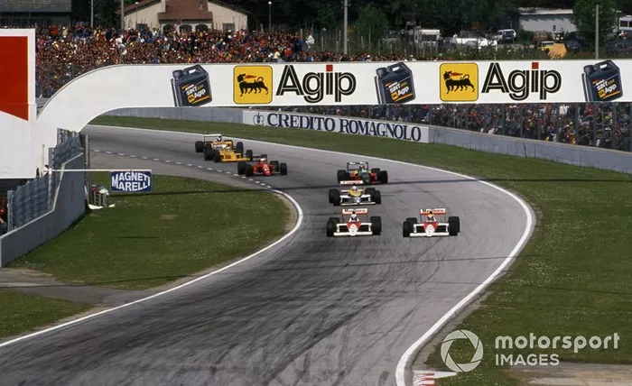 Ayrton Senna passa Alain Prost, McLaren MP4/5 na relargada