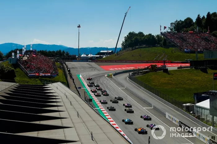 Charles Leclerc, Ferrari SF90, precede Valtteri Bottas, Mercedes AMG W10, Lewis Hamilton, Mercedes AMG F1 W10, Lando Norris, McLaren MCL34, Kimi Raikkonen, Alfa Romeo Racing C38, e il rest delle auto all'inizio