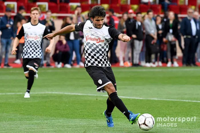 Mick Schumacher y Carlos Sainz jugando a fútbol