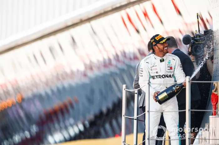 Podio: ganador de la carrera Lewis Hamilton, Mercedes AMG F1 celebra con el champán