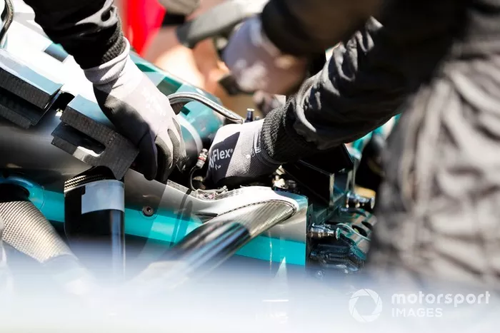I meccanici della Mercedes lavorano sull'auto di Lewis Hamilton, Mercedes AMG F1 W10 sulla griglia