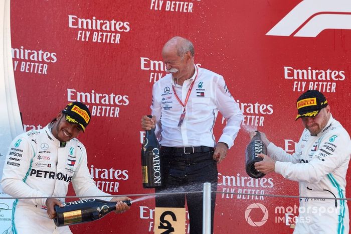 Podio: segundo lugar Valtteri Bottas, Mercedes AMG F1, Dr Dieter Zetsche, CEO, Mercedes Benz, y ganador de la carrera Lewis Hamilton, Mercedes AMG F1