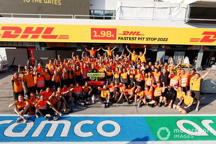 Lando Norris, McLaren, 2ª posición, Oscar Piastri, McLaren, Zak Brown, CEO, McLaren Racing, el equipo McLaren celebra después de la carrera.