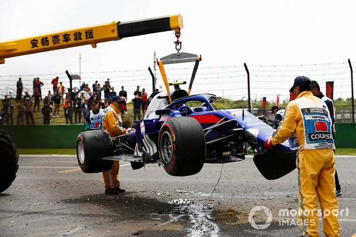 Los comisarios retiran el coche accidentado de Alexander Albon, Toro Rosso STR14