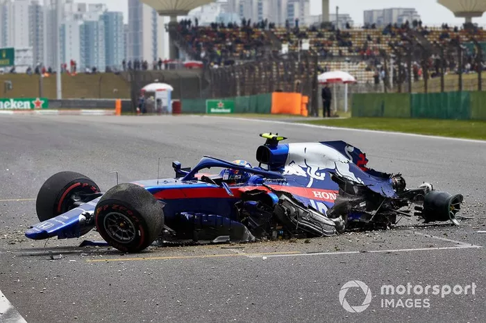Alexander Albon, Toro Rosso STR14, sufre un accidente