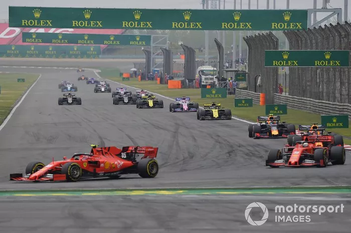 Charles Leclerc, Ferrari SF90, y Sebastian Vettel, Ferrari SF90, Max Verstappen, Red Bull Racing RB15, Pierre Gasly, Red Bull Racing RB15, Daniel Ricciardo, Renault F1 Team R.S.19, Sergio Perez, Racing Point RP19, y el resto de la parrilla