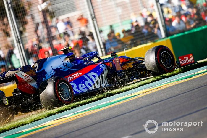 Alexander Albon, Toro Rosso STR14 se sale a la hierba