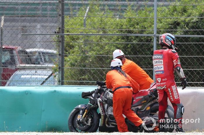 Danilo Petrucci, Ducati Team, después de la caída
