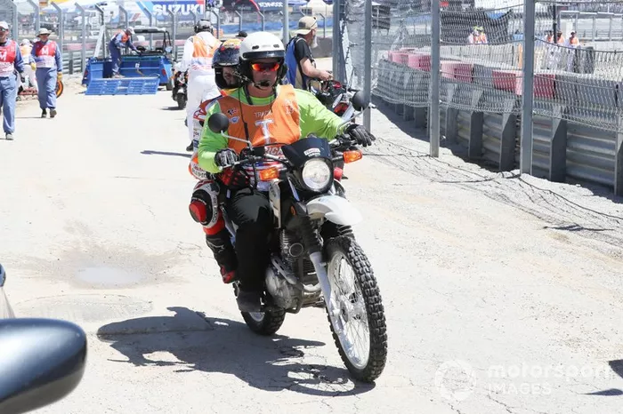 Jorge Lorenzo vuelve al box tras abandonar la carrera el domingo