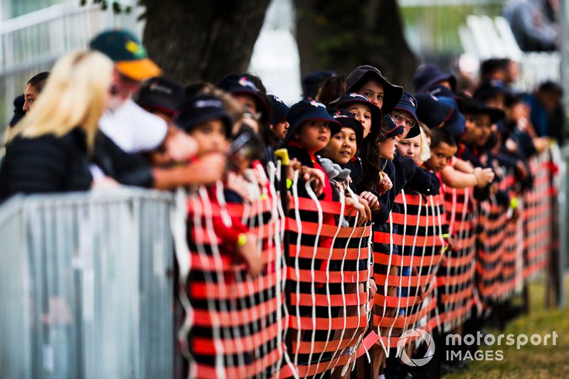 Les fans attendent les pilotes